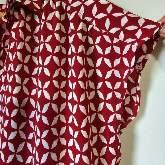 EUC LOFT RED WHITE GEOMETRIC FLORAL PRINT BUTTON DOWN CAP SLEEVES TOP SZ SMALL - Picture 4 of 12